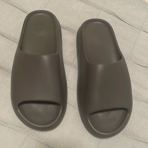 Yeezy slides - stout colour